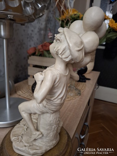 Giuseppe Armani olasz szobrászművész Fiú léggömbökkel c. szobra