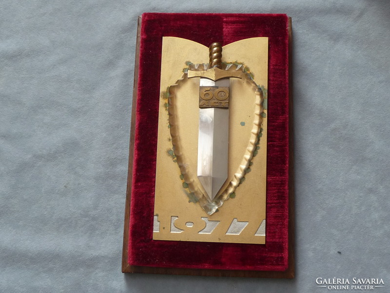 Ritka szovjet KGB emlék plakett 60 éves a KGB jubileumi plakett 1977 ből CCCP KGB tőr forma