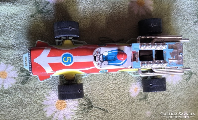 Lemez versenyautó . Ami és ahogy a fotón látszik. Lendkerék teszi a dolgát ahogy kell.