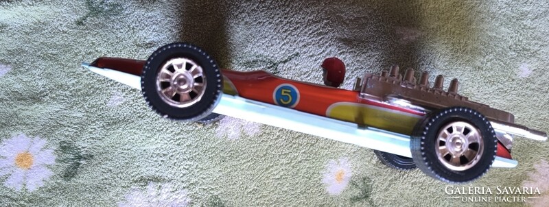 Lemez versenyautó . Ami és ahogy a fotón látszik. Lendkerék teszi a dolgát ahogy kell.