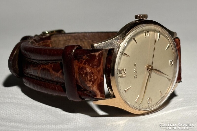 14K Rosé arany gyári tokos 1958-as Doxa saját gyári dobozában, szép számlap, Hirsch szíj 35 mm k.n.