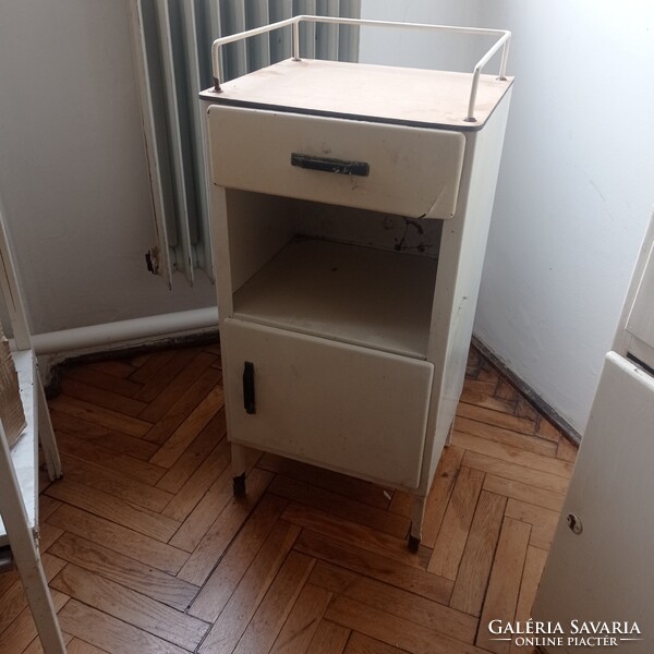 Régi orvosi, kórházi éjjeli szekrény. Fém szekrény. Loft.