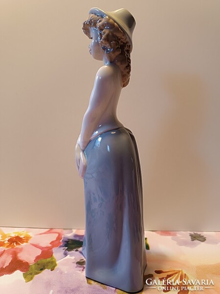 Lány keszkenővel -NAO márkás, Spanyol, minőségi porcelán, 23.5 cm magas
