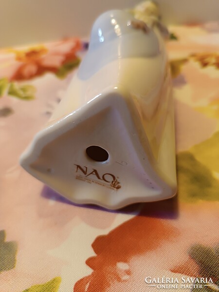 Lány kalappal - Lladro-NAO márkás, minőségi porcelán, 23.5 cm magas