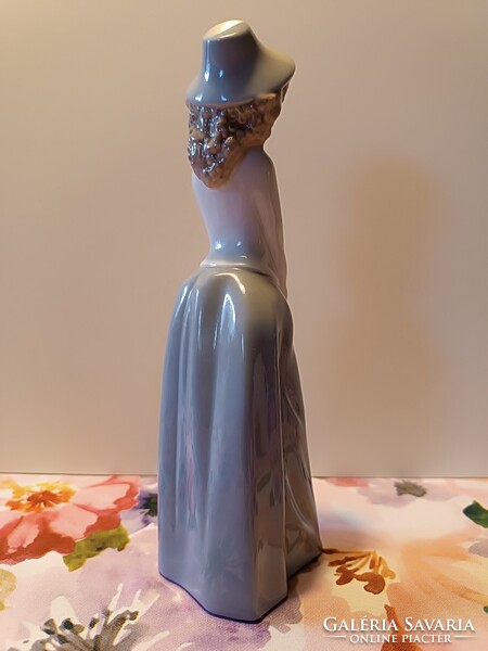 Lány keszkenővel -NAO márkás, Spanyol, minőségi porcelán, 23.5 cm magas