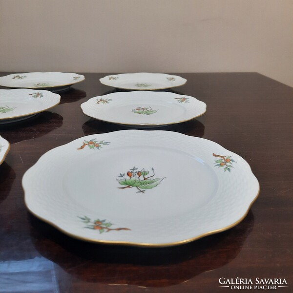6 db Herendi hecsedli, csipkebogyó mintás porcelán süteményes tányér készlet