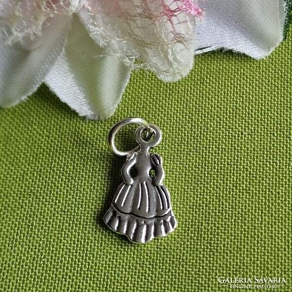 MED46 - Ezüst színű szabó-varró medál 14x23mm – Báli ruha