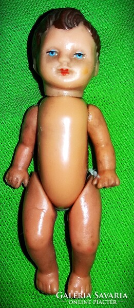 Antik mozgatható öltöztethető plasztik babaszobás ARI baba 9 cm a képek szerint