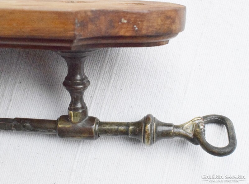 Bronz kéz forma antik Spitzer Salamon féle WC tartály lehúzó kar 33,5 x 7 cm + tölgyfa talpazat