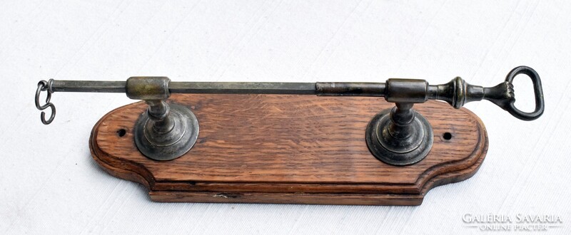 Bronz kéz forma antik Spitzer Salamon féle WC tartály lehúzó kar 33,5 x 7 cm + tölgyfa talpazat