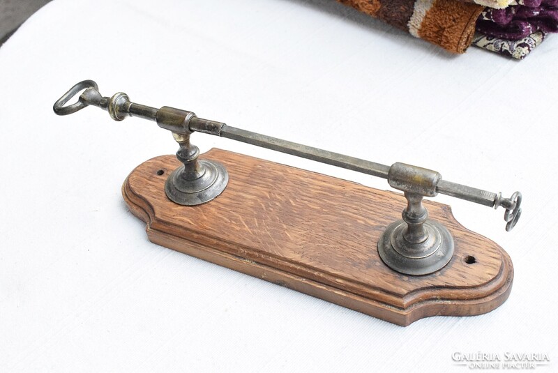 Bronz kéz forma antik Spitzer Salamon féle WC tartály lehúzó kar 33,5 x 7 cm + tölgyfa talpazat