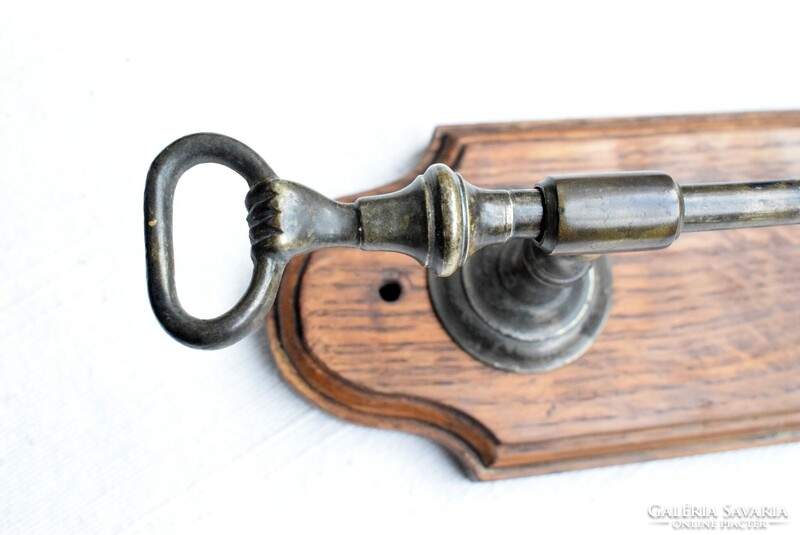 Bronz kéz forma antik Spitzer Salamon féle WC tartály lehúzó kar 33,5 x 7 cm + tölgyfa talpazat