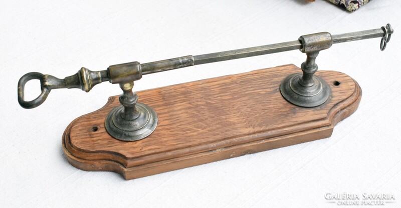 Bronz kéz forma antik Spitzer Salamon féle WC tartály lehúzó kar 33,5 x 7 cm + tölgyfa talpazat