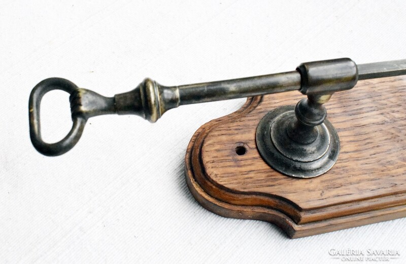 Bronz kéz forma antik Spitzer Salamon féle WC tartály lehúzó kar 33,5 x 7 cm + tölgyfa talpazat