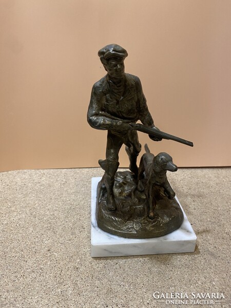 Vadász a kutyával, bronz szobor, 20 cm-es magasságú.7257