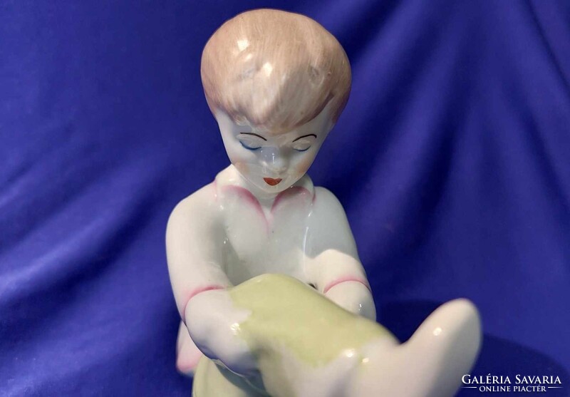 Aquincumi porcelán öltöző , ülő kislány figura!