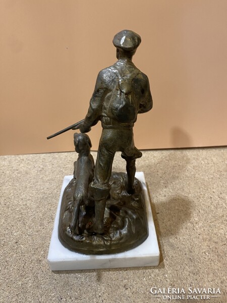 Vadász a kutyával, bronz szobor, 20 cm-es magasságú.7257
