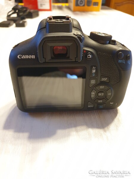 Canon Eos 2000D, két objektívvel + tartozékok