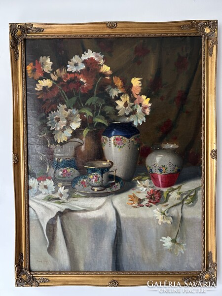 Romek Árpád Csendélet drapériával, porcelánokkal és virágokkal