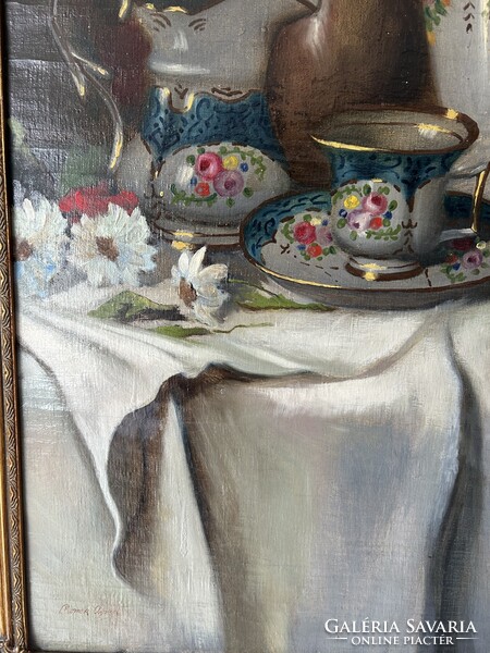 Romek Árpád Csendélet drapériával, porcelánokkal és virágokkal