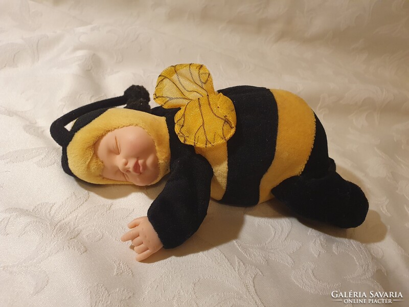 Anne Geddes méhecske baba