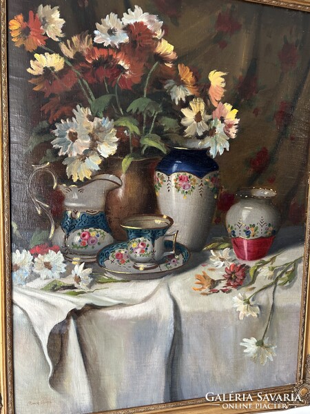 Romek Árpád Csendélet drapériával, porcelánokkal és virágokkal