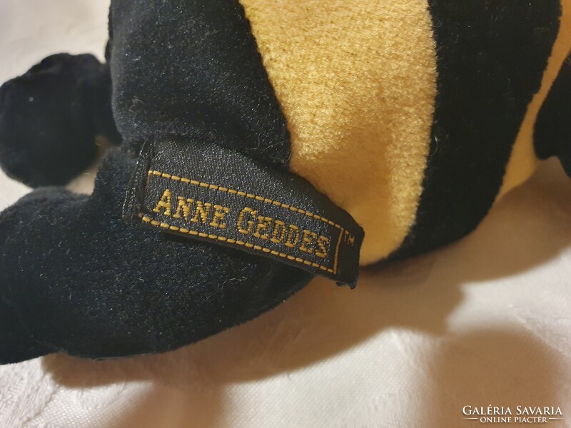 Anne Geddes méhecske baba