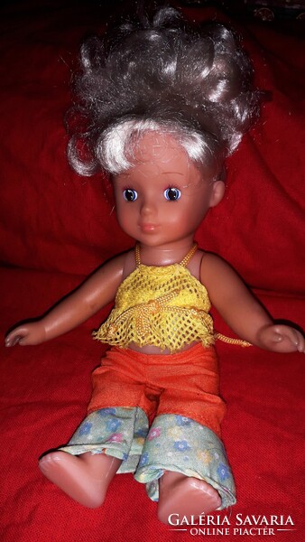 Régi német ültethető plasztik játék hajas baba modern ruházatban szép állapot 24 cm a képek szerint