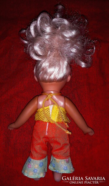 Régi német ültethető plasztik játék hajas baba modern ruházatban szép állapot 24 cm a képek szerint
