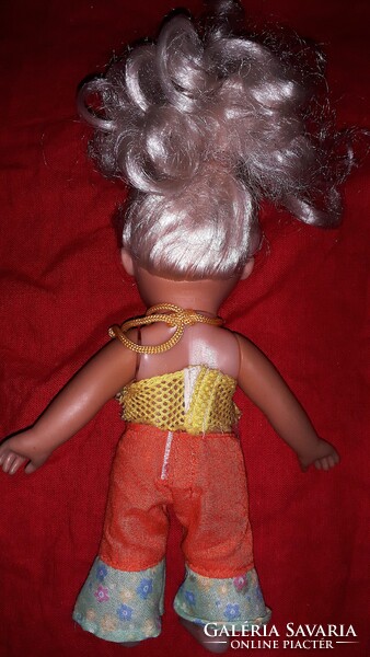 Régi német ültethető plasztik játék hajas baba modern ruházatban szép állapot 24 cm a képek szerint