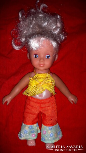 Régi német ültethető plasztik játék hajas baba modern ruházatban szép állapot 24 cm a képek szerint