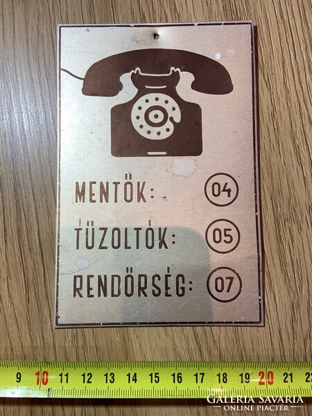 Festett alumínium tábla "MENTŐK TŰZOLTÓK RENDŐRSÉG" felirattal, telefon piktogrammal, 10x15 cm