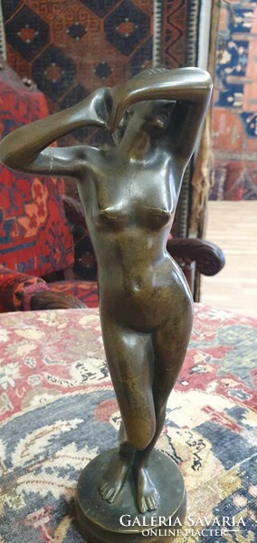 Női Akt bronz szobor. Nyújtózkodó hölgy. Nagyon szépen kidolgozott. 36 cm magas