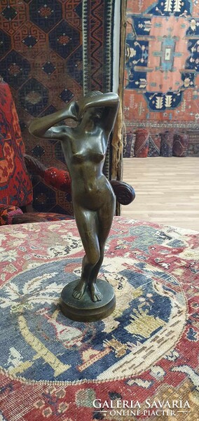 Női Akt bronz szobor. Nyújtózkodó hölgy. Nagyon szépen kidolgozott. 36 cm magas