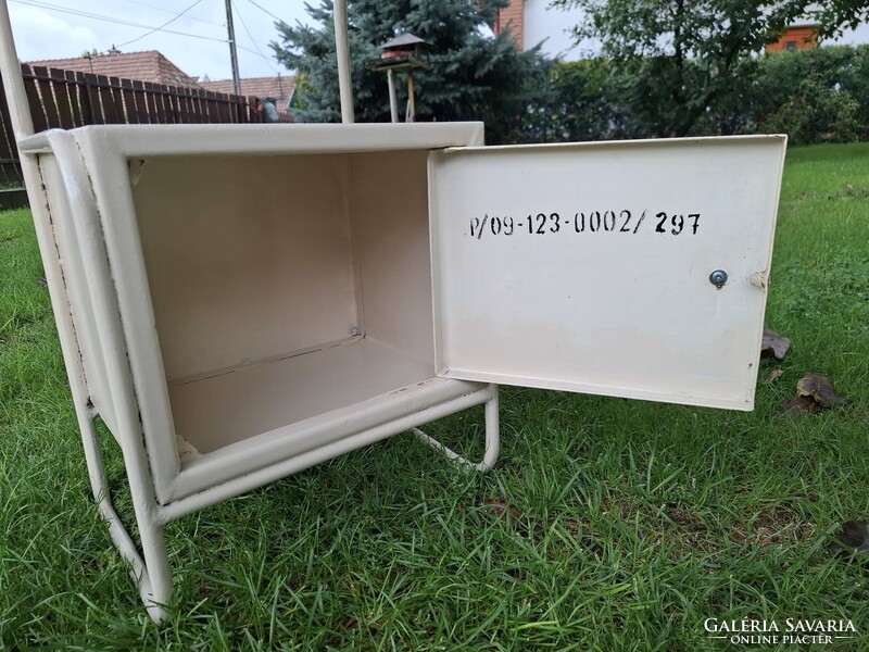 Régi, vaslemez, csővázas, sorszámozott, kórházi éjjeliszekrény