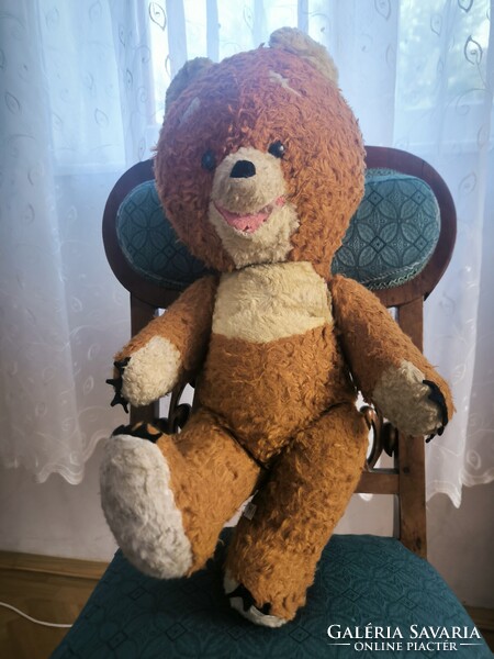 Macóka nevető Macika vagyok, néha picit brummogok.Régi ,szalma jàték maci vagyok ö.