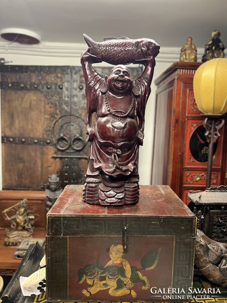 Hatalmas faragott trópusi fa, boldogság Buddha, keleti, ázsiai, japán, indiai