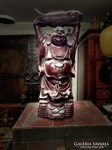 Hatalmas faragott trópusi fa, boldogság Buddha, keleti, ázsiai, japán, indiai