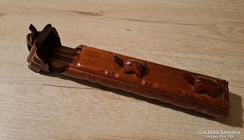 Vintage rózsafa evőpálcika tartó, teknős díszítéssel, 10 db evőpálcikával