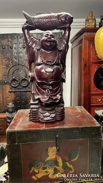 Hatalmas faragott trópusi fa, boldogság Buddha, keleti, ázsiai, japán, indiai