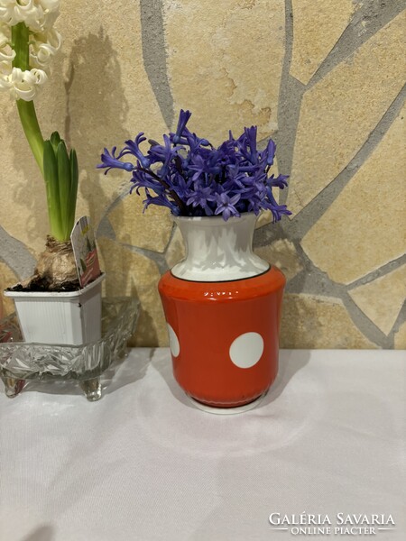 Gyönyörű Verbilki orosz, szovjet pöttyös váza porcelán virágnak