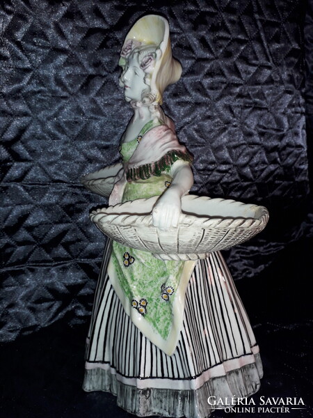 Terebélyes majolika festett kerámia kosaras nő szobor  Bernard Bloch