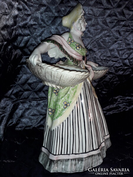 Terebélyes majolika festett kerámia kosaras nő szobor  Bernard Bloch