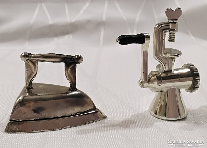 MINIATŰR  DÍSZTÁRGYAK- VASALÓ, HÚSDARÁLÓ