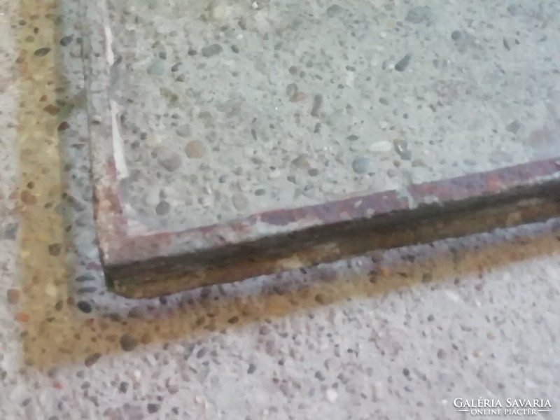Régi kis méretű vas pince ablak, dekorációs tárgy