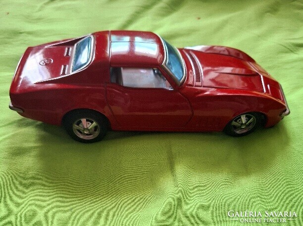 Nagyon szép piros színű Corvette, 1970-es évek elejéről. 27, 5 cm hosszú,  11  cm széles