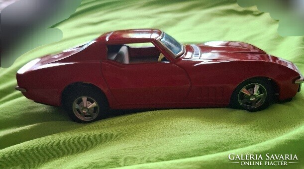 Nagyon szép piros színű Corvette, 1970-es évek elejéről. 27, 5 cm hosszú,  11  cm széles