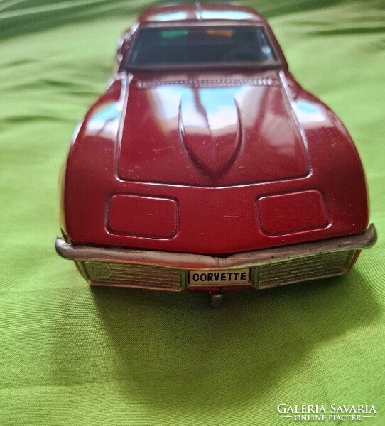 Nagyon szép piros színű Corvette, 1970-es évek elejéről. 27, 5 cm hosszú,  11  cm széles