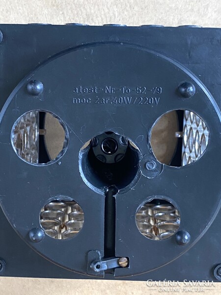 RETRO DESIGN, EZÜST ÉS FEKETE SZÍNŰ KOCKA ALAKÚ MŰANYAG ASZTALI LÁMPA