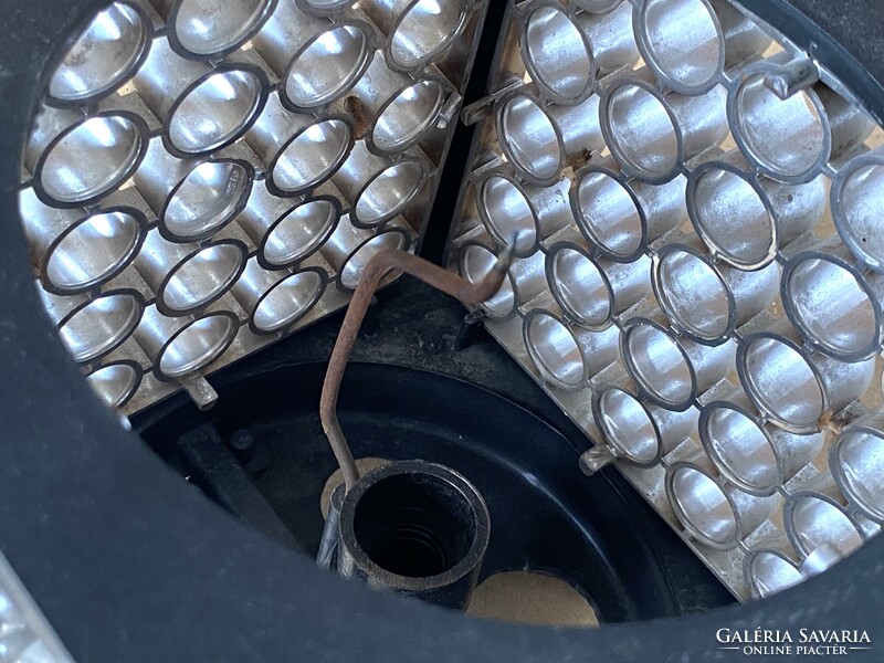 RETRO DESIGN, EZÜST ÉS FEKETE SZÍNŰ KOCKA ALAKÚ MŰANYAG ASZTALI LÁMPA